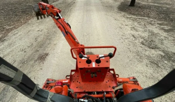 Tractopelle Kubota B21 - Compact et Puissant pour vos Projets - Image 10