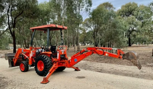 Tractopelle Kubota B21 - Compact et Puissant pour vos Projets - Image 13