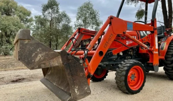 Tractopelle Kubota B21 - Compact et Puissant pour vos Projets - Image 17