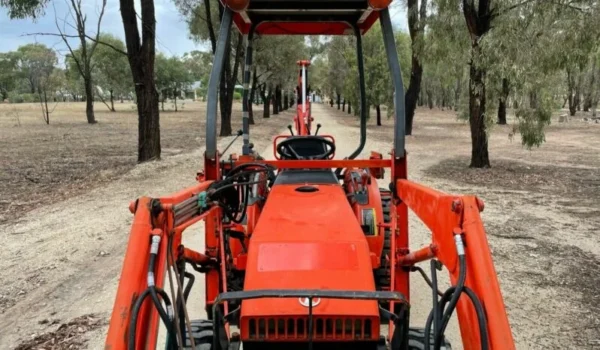Tractopelle Kubota B21 - Compact et Puissant pour vos Projets - Image 3