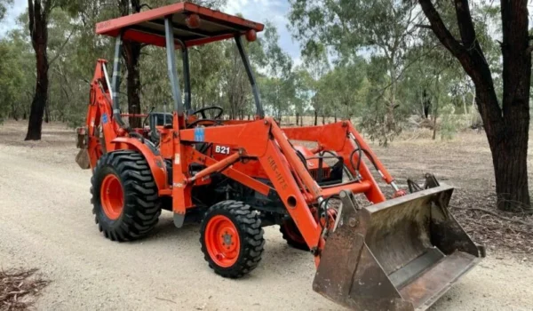 Tractopelle Kubota B21 - Compact et Puissant pour vos Projets - Image 4