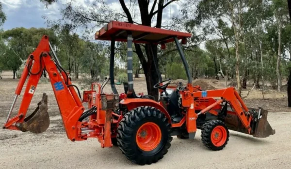 Tractopelle Kubota B21 - Compact et Puissant pour vos Projets - Image 6