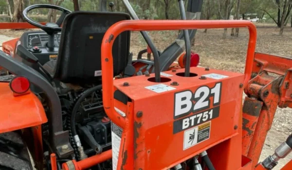 Tractopelle Kubota B21 - Compact et Puissant pour vos Projets - Image 15